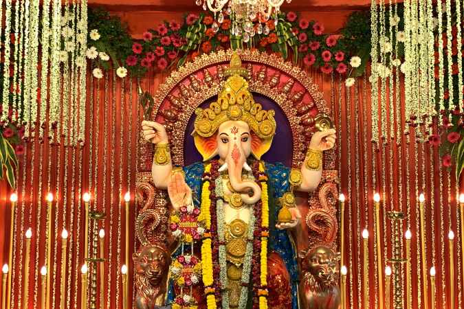 সদস্যদের জানাচ্ছেন, গত তিন বছর ধরে এমন বড় করে পুজোর আয়োজন করা হচ্ছে। এখন গণেশ পুজোয় প্রায় ১২০০ জনের ভোগের ব্যবস্থা থাকে। এই প্রতিবেদনটি 'আনন্দ উৎসব' ফিচারের একটি অংশ।