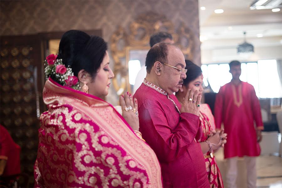 বাড়ির কর্তা শোভন চট্টোপাধ্যায় জানিয়েছেন,  অল্পক্ষণ মাত্র বিশ্রাম নিয়ে পুজোর আয়োজনের পাশে থেকেছেন।