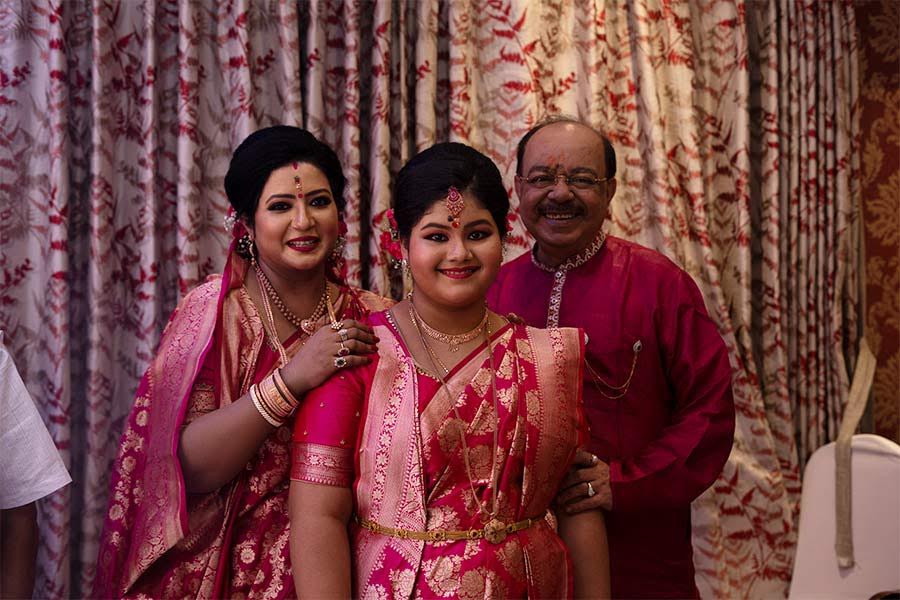 যেমন, এই পুজোয় অভ্যাগত সব পুরুষ-মহিলার 'ড্রেস কোড'  ছিল,  যার রং ছিল গোলাপী,  সেই সবও বৈশাখীর মেয়ের ঠিক করে দেওয়া।