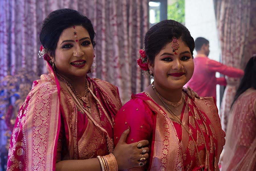 পুজোয় মা মেয়ের সাজও ছিল বেশ মিল। একই রঙের একই ধরনের শাড়ি। আটপৌরে ভাবে পরা।  মাথায় একই গোলাপী রঙের ফুল।