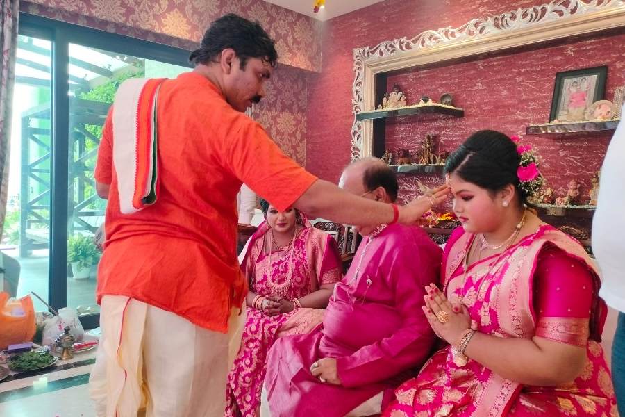 পুরোহিত অবশ্য ছিলেন লাল পোশাকে। তাঁর সহকারীরা সাদা পোশাকে। গণেশ পুজো শেষে শোভন-বৈশাখী,  মেয়ে মহুলসহ উপস্থিত সব ভক্তদের কপালে লাল টিকা পরিয়ে দেন পুরোহিত।