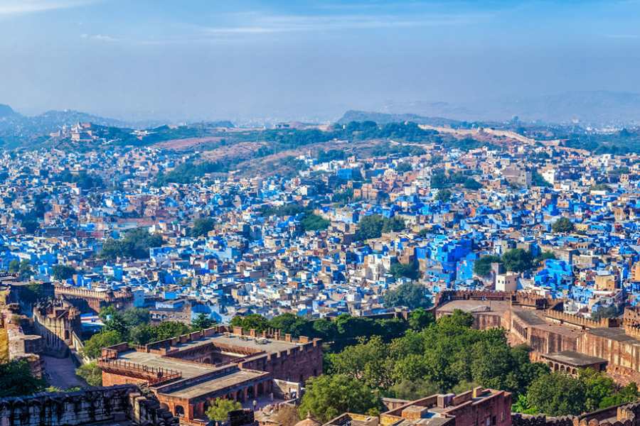 এর মধ্যেই গড়ে উঠেছিল এক সময়ের প্রাচীন  যোধপুর নগর। এর পর দুর্গের বাইরে সমতলে ধীরে ধীরে গড়ে ওঠে আধুনিক জোধপুর শহর।