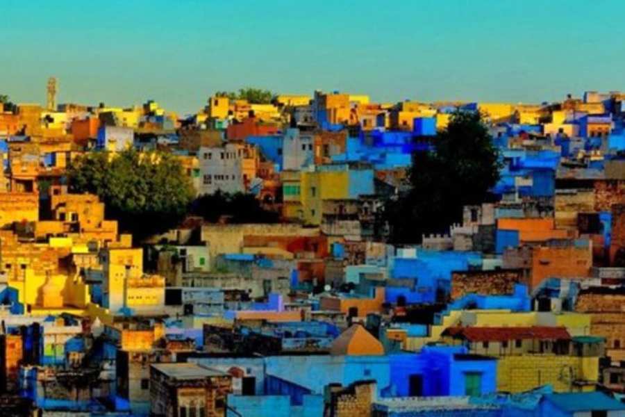 তৃতীয়ত, এক কালে বর্ণভেদ প্রথার কারণে ব্রাহ্মণরা নিজেদের বাড়িকে আলাদা করে চেনাতে নীল রং ব্যবহার করতেন। পরে বর্ণভেদ প্রথা উঠে গেলে সকলেই নিজেদের বাড়িতে নীল রং করতে শুরু করে। 