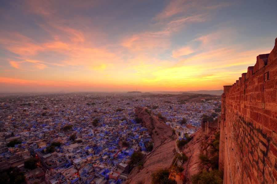 এই তিনটি ঐতিহাসিক কারণ ছাড়াও দু'টি বিজ্ঞানসম্মত কারণ রয়েছে নীল রং ব্যবহারের নেপথ্যে। যেগুলি হল- এই এলাকায় প্রচুর উইপোকার উৎপাত ছিল। জোধপুরবাসী উইপোকা প্রতিরোধক হিসেবে কপার সালফেট এবং চুনাপাথরের একটি মিশ্রণ ব্যবহার করতেন। যার রং ছিল নীল। উইপোকার হাত থেকে বাড়িকে বাঁচাতে তাঁরা এই নীল রঙের মিশ্রণেই বাড়ির দেওয়ালগুলিকে ঢেকে দিয়েছিলেন। 