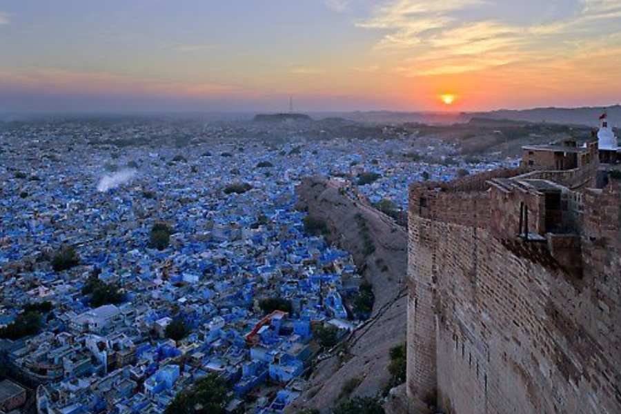 কী ভাবে যাবেন: হাওড়া থেকে  যোধপুর সরাসরি ট্রেন রয়েছে। দিল্লি হয়েও যাওয়া যায়। দিল্লি থেকে  যোধপুর সড়কপথে ৬৫০ কিমি। কাছের বিমানবন্দর  যোধপুর। এই প্রতিবেদনটি 'আনন্দ উৎসব' ফিচারের একটি অংশ। 