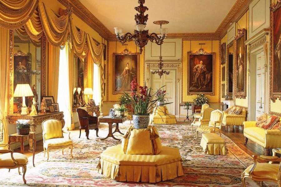 শাহরুখ খানের বাড়ি 'মন্নত' অনেকেই দেখেছেন হয়তো। মুম্বইবাসী থেকে পর্যটক, সকলেই এক বার আসতে দেখে আসতে চান প্রিয় প্রাসাদের চেহারা। কিন্তু 'মন্নত'-এর অন্দরসজ্জা কেমন জানেন কি? তার আদলে আপনার সাধের বাড়িও যদি সেজে ওঠে এই পুজোয়? স্বপ্ন দেখতে ক্ষতি কী!  শাহরুখের প্রাসাদের ভিতরে এক পা-ও না ভাল চলুন জেনে নিই কেমন তার অন্দর। হদিস দিচ্ছে আনন্দবাজার অনলাইন।