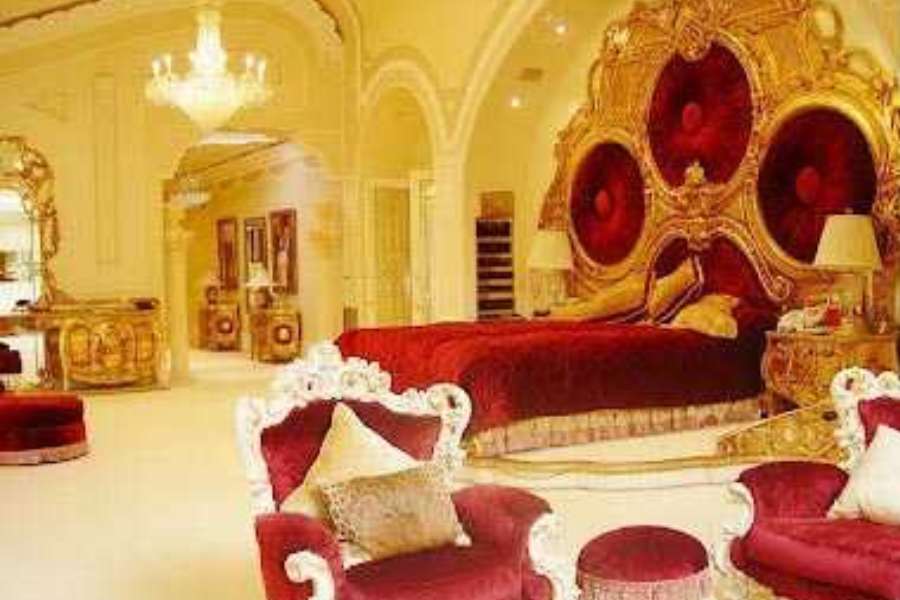  'মন্নত'-এর আগের নাম ছিল 'ভিলা ভিয়েনা'। যেটি শাহরুখ কিনেছিলেন নারিমান কে দুবাস নামে এক ব্যক্তির কাছ থেকে। তিনি 'বাই খোরশেদ বানু  সঞ্জনা ট্রাস্ট'-এর এক অন্যতম ট্রাস্টি।