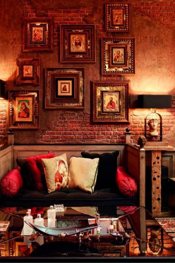 ১৯৯৭ সালে জুহি চাওলার সঙ্গে শাহরুখ 'ইয়েস বস' ছবিটির শ্যুটিং করেছিলেন এই বাড়িতেই। তখন বাড়িটা শাহরুখের এত পছন্দ হয়ে গিয়েছিল যে, চার বছর পরেই ২০০১ সালে ১৩ কোটি ৩২ লাখ টাকায় তা কিনে নেন তিনি।