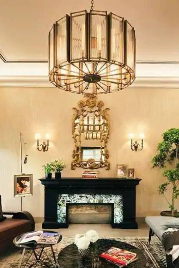 নিজের জন্মদিন ও ইদের দিনে শাহরুখ 'মন্নত'-এর বিখ্যাত ব্যালকনিতে এসে অগণিত ভক্তকে দর্শন দেন। তবে ভাগ্যে থাকলে অন্য কোনও দিনও তাঁর দেখা মিলে পারে পারে। যে আকুল আশায় 'মন্নত'-এর ২০ ফুট দূরে ঠিক উল্টো দিকে আরব সাগরের পাঁচিলের উপরে বছরভর সকাল-সন্ধেয় সাত থেকে সত্তরের শত শত মানুষ বসে থাকেন। যদি শাহরুখকে একটি বারের জন্যও 'মন্নত'-এ ঢুকতে-বেরোতে দেখা যায়! অনেকেই এই প্রাসাদোপম বাড়ির  ২৪ ঘণ্টা বন্ধ সুদৃশ্য লোহার ফটকের সামনে দাঁড়িয়ে সেলফি তোলেন।