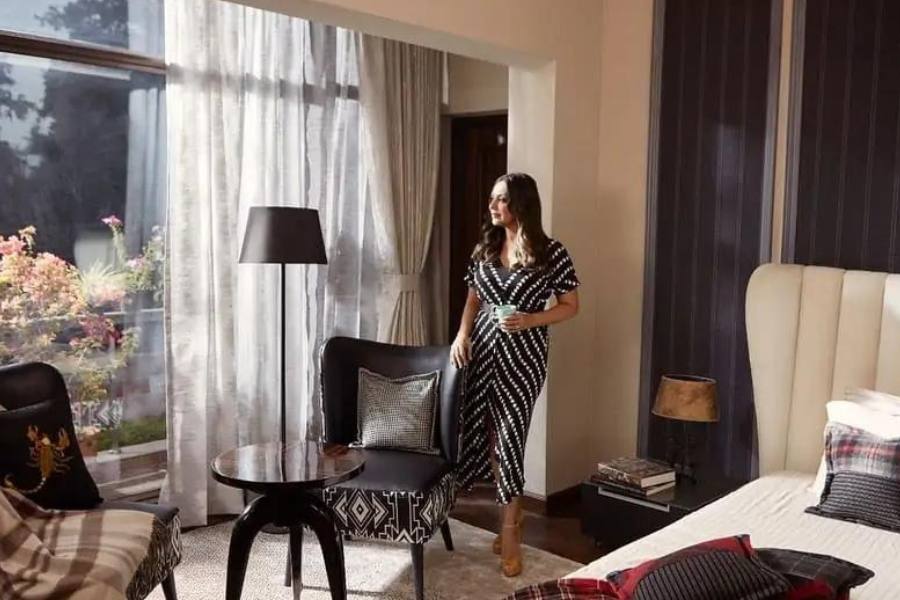 ২৬ হাজার ৩২৮ বর্গফুটের এই বিশালাকার বাড়িতে অন্তত ২৫০ জন মানুষ দিব্যি থাকতে পারেন। সেখানে শাহরুখরা সাকুল্যে থাকেন ২৪ জন লোক। শাহরুখ, স্ত্রী গৌরী, তাঁদের তিন সন্তান সুহানা, আরিয়ান, আব্রাম, শাহরুখের ছোটবোন শেহনাজ, এবং মেকআপম্যান, সহকারী, রাঁধুনি, মালি, নিরাপত্তাকর্মী, দেহরক্ষী মিলে আরও ১৮ জন।