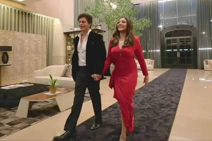 এ ছাড়াও 'মন্নত'-এ আছে বেশ অনেকগুলো বেডরুম, ড্রইংরুম, একটি বিরাট লাইব্রেরি, হোম শাহরুখের এবং শাহরুখের অফিস ঘর। গোটা বাড়ির অন্দরমহল গত শতকের বিশ দশকের ইতালীয় স্থাপত্যকলা, ক্লাসিক্যাল উপাদানে সাজানো। এক দশক ধরে আর্কিটেক্ট-ডিজাইনার কইফ ফাকুইহ্ ছ'তলা 'মন্নত'-এর প্রতিটি তলের অন্দরসজ্জা করেছেন।