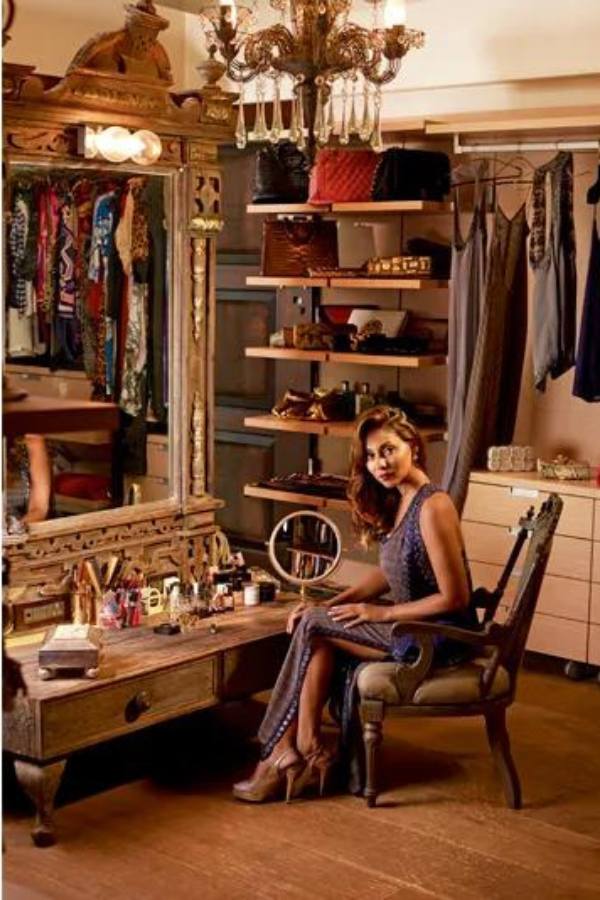 শাহরুখের ২০০ কোটি দামের বাড়ির নিরাপত্তা ব্যবস্থা স্বাভাবিক ভাবেই অত্যন্ত উন্নত। তাও স্বয়ং শাহরুখ নিয়ম ভেঙে সম্প্রতি 'মন্নত'-এ একটি বিজ্ঞাপনের শ্যুটিং করেছেন। জুতো ও প্রসাধনীর বিজ্ঞাপনের শ্যুটিং। তাতে শাহরুখের 'নায়িকা' ছিলেন গৌরী!এই প্রতিবেদনটি ‘আনন্দ উৎসব’ ফিচারের একটি অংশ।