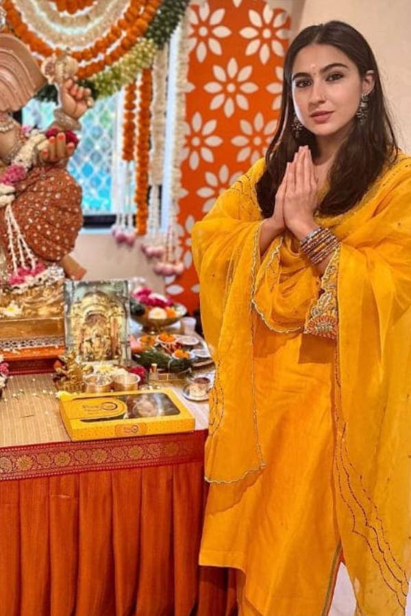 কিছু তারকা সকাল থেকেই নিজেদের সমাজমাধ্যমের পাতায় সাজ পোশাকের ছবি বা নানা অকপট মুহূর্ত তুলে ধরেছিলেন। কেমন ছিল তাঁদের নানা সাজ?  এক নজরে দেখে নিন এই প্রতিবেদনে। 