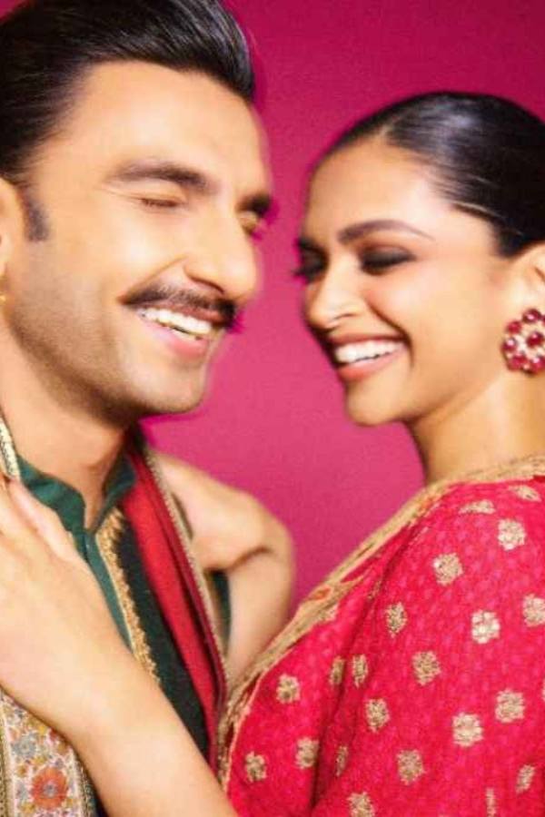 দীপিকা পাড়ুকোন আর রণবীর সিংহ নিজেদের সমাজমাধ্যমের পাতায় মেতে উঠেছেন আনন্দের রেশে। রণবীর পরেছিলেন শেরওয়ানি সঙ্গে ছিল লাল কারুকাজ করা ওড়না। দীপিকা শাড়ির বদলে পরেছিলেন লাল ও জরির কারুকাজ করা আনারকালি। সঙ্গে ছিল বড় কানের পাশা,  কাজল ঘন চোখের ইশারায় দুজনেই আনন্দঘন।  