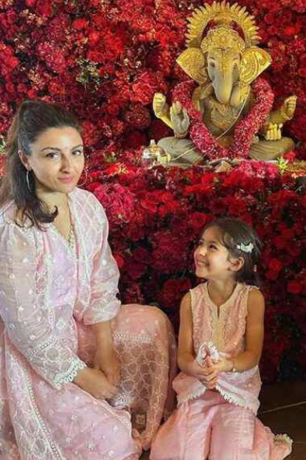 সোহা আলি ও তাঁর স্বামী কুণাল খেমুকেও এই দিন দেখা গেছে তাঁদের কন্যার সঙ্গে গোলাপী থিমে সেজে গণেশ পুজোর আমেজে যোগ দিতে। সোহা পরেছিলেন আনারকালি,  আর কুণাল পরেছিলেন শেরওয়ানি। 