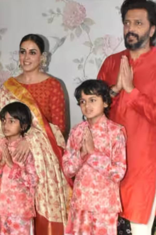 জেনেলিয়া আর রীতেশ দেশমুখ তাঁদের দুই পুত্রকে নিয়ে সেজে উঠেছিলেন। জেনেলিয়ার পরনে ছিল ঘিয়ে সিল্ক শাড়ি, আর লাল ব্লাউজ। রীতেশ পরেছিলেন সিল্কের লাল পাঞ্জাবি।  