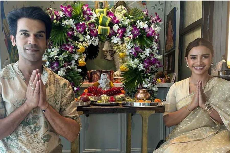 রাজকুমার রাওয়ের বাড়িতে পুজো করা গণেশটি ছোট্ট। নবরত্ন ধাঁচের ধাতুর তৈরি। বাড়ির সুদৃশ ঘরে সুন্দর ভাবে সাজানো উঁচু বেদীতে সেই গণেশ বিগ্রহের অধিষ্ঠান। দেবতার সামনে অভিনয় জগতের আরেক জনপ্রিয় মুখ পত্রলেখার সঙ্গে মাটিতে হাঁটু মুড়ে জোড় হাতে বসা রাজকুমার রাওয়ের চমৎকার ভক্তি সহকারে ছবি নিজের ফেসবুকে পোস্ট করেছেন বর্তমানে বলিউডের এই অন্যতম সুপারস্টার। রাজকুমার-পত্রলেখার পূজিত গণেশ বিগ্রহও বহু রঙের বহুবিধ দামি দামি ফুলের সাজে সজ্জিত। রাজকুমার রাও নতুন সাদা চমৎকার ডিজাইনার পাঞ্জাবি-পাজামা পরে এবং পত্রলেখাও সাদা জামদানিতে সেজেছিলেন বাড়ির এবারের গণেশ পুজোয়।