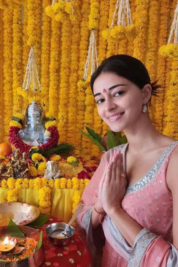 অনন্যা পান্ডে সকাল সকাল নিজের সমাজমাধ্যমের পাতায় প্রকাশ করেছেন তাঁর বাড়ির পুজোর ছবি,  সপরিবারে অভিনেত্রীকে দেখা গেছে ঠাকুরের আসনের সামনে ছবি তুলে পোস্ট করতে। তাঁর সাজ ছিল একেবারে সাদামাঠা গোলাপী আর নীলের আনারকালিতে। মুখে কোনও মেক আপ বা অন্য কোনও সাজ প্রায় নেই বললেই চলে।