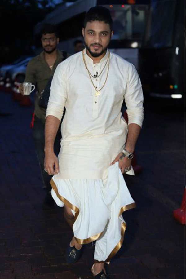 সোনার চেন: ছেলেদের সোনার হারের কথা উঠলেই প্রথমে মাথায় আসে বাপ্পি লাহিড়ীর কথা। গলায় ইয়া মোটা মোটা সোনার হার। অত মোটা না হলেও আপনি গলায় কিন্তু একটি সোনার চেন রাখতেই পারেন। বিশেষ করে অষ্টমীর সকালে পাঞ্জাবির সঙ্গে একটি সোনার চেন গলায় থাকলে কিন্তু আপনাকে মানাবে দারুণ। 