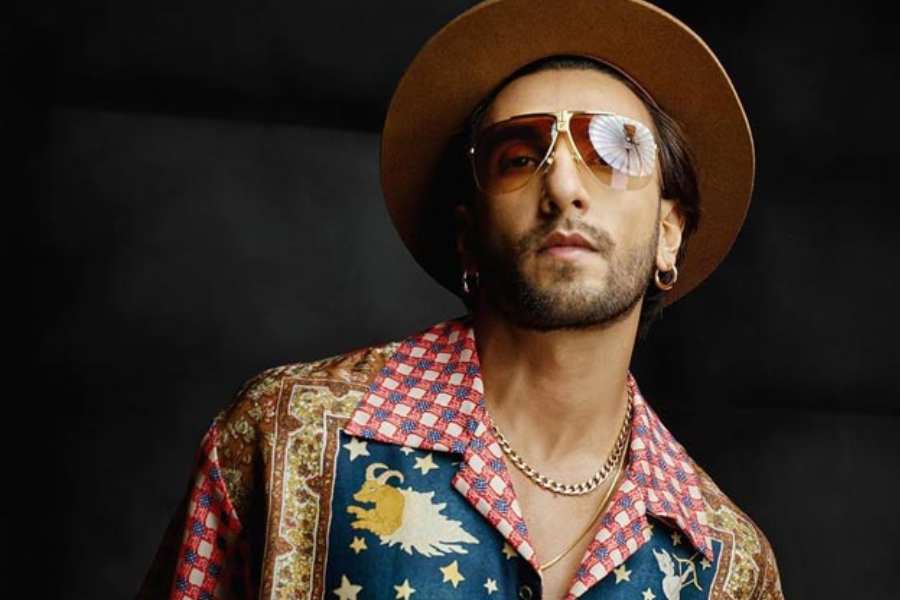 সোনার হার: শুধু চেন নয় সোনার হারেও কিন্তু আপনাকে মানাতে পারে বেশ। তবে হারের নকশা বাছার ক্ষেত্রে একটু সর্তক থাকুন। বিশেষ করে শেকলের মতো দেখতে হার কিন্তু দারুণ মানায় পুরুষকে।    