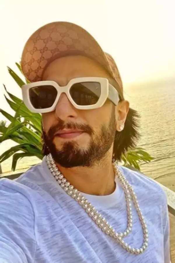 মুক্তোর হার: মুক্ত যে শুধু মেয়েদের মানায় এমনটা নয়। বরং আপনাকে দেখাবে দারুণ। শেরওয়ানি উপর দিয়ে পরতে পারেন মুক্তোর হার। হারটি কিন্তু হতে পারে লম্বা একটি হার, বা তিন চারটি স্তর বিশিষ্ট। 