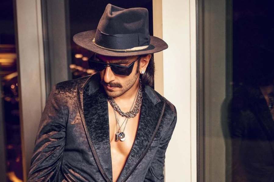 একাধিক হার একটি নয়, গলায় রাখুন একের বেশি হার। ‘বাস্তব’ সিনেমার সঞ্জয় দত্তকে মনে আছে তো? সোনার হার সঙ্গে বড় গোল লকেট। পাশাপাশি রুপোর হার তাতেও রয়েছে চওড়া লকেট। 