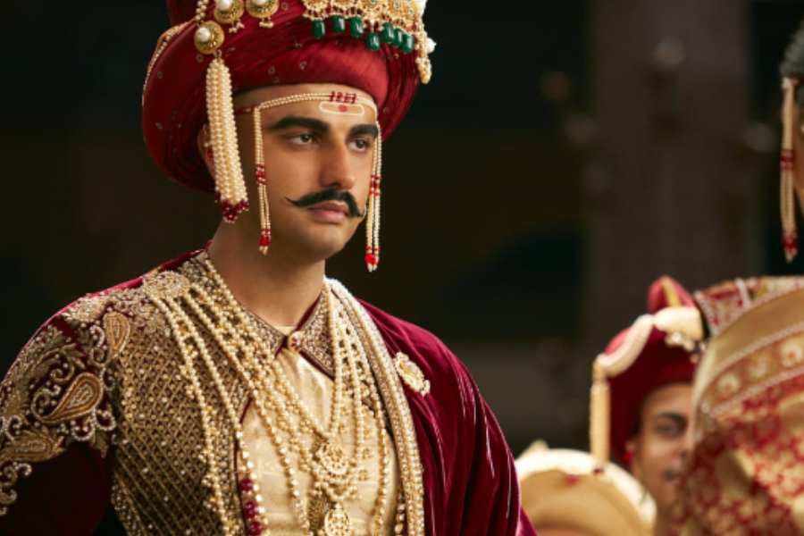 বড় লকেট যুক্ত হার: মুক্তোর তৈরি হার সঙ্গে একটি বড় লকেট। তাতে নানা ধরনের নকশা করা। খালি গায়ে হোক বা কোর্ট পরে,  সুঠাম চেহারা হলে এই লুকেই বাজিমাত করতে পারেন আপনি। এই প্রতিবেদনটি 'আনন্দ উৎসব' ফিচারের একটি অংশ। 