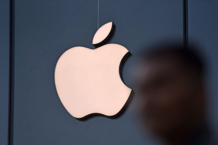 মাইক্রোসফ্‌ট এবং অ্যাপল— এই দুই সংস্থা আমেরিকার বাজারে আসে এক বছরের ব্যবধানে। ১৯৭৫ সালের ৪ এপ্রিল মাইক্রোসফ্‌ট প্রতিষ্ঠিত হয়েছিল। অন্য দিকে, অ্যাপল তৈরি হয়েছিল ১৯৭৬ সালের ১ এপ্রিল। 