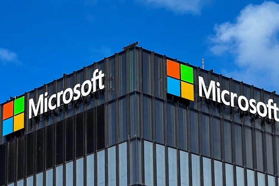 কম সময়ের ব্যবধানেই বাজারে সুনাম তৈরি করে ফেলেছিল দুই তথ্যপ্রযুক্তি সংস্থা। এর পর শুরু হয় তাদের এক নম্বর হওয়ার দৌড়। শীর্ষে পৌঁছনোর তাগিদে একে অপরকে নিয়ে কটাক্ষ এবং উপহাস করতেও ছাড়েনি দুই সংস্থা।