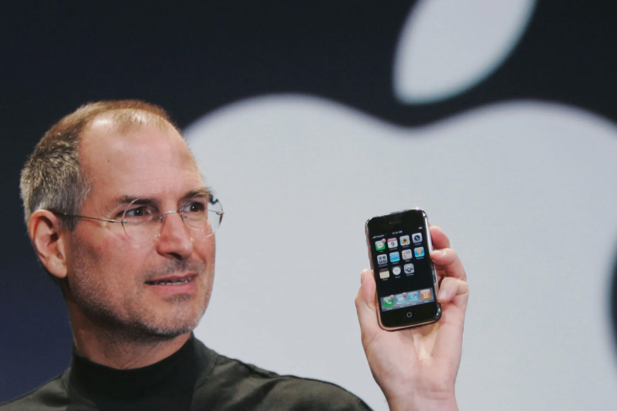 কিন্তু তা সত্ত্বেও অ্যাপলকে বাঁচিয়েছিল সেই মাইক্রোসফ্‌টই। ১৯৭৬ সালে আকারে ছোট, কম জটিল এবং সস্তা কম্পিউটার তৈরির লক্ষ্য নিয়ে বাজারে নামে অ্যাপল। মাত্র চার বছর অর্থাৎ, ১৯৮০ সালের মধ্যে এই সংস্থা বিশ্বের অন্যতম পরিচিত সংস্থা হিসাবে আত্মপ্রকাশ করে।