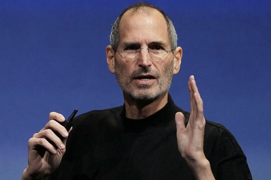 অ্যাপলের নামডাক হওয়ার নেপথ্যে প্রধান মাথা ছিল জোবসের। তবে ১৯৮৫ সালে কোম্পানির বোর্ড এবং তৎকালীন সিইও জন স্কুলির সঙ্গে ক্ষমতার দীর্ঘ লড়াইয়ের পর জোবস অ্যাপল ছেড়ে বেরিয়ে আসেন।