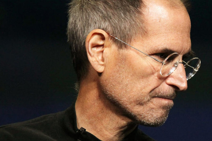 ১৯৮৬ সালের শেষের মধ্যে বাজারে বর্তমান বাজার মূল্যে সাত হাজার কোটিরও বেশি টাকা খুইয়ে ফেলে অ্যাপল। দেউলিয়া হয়ে যাওয়ার দোরগোড়ায় পৌঁছে যায় সংস্থা। 