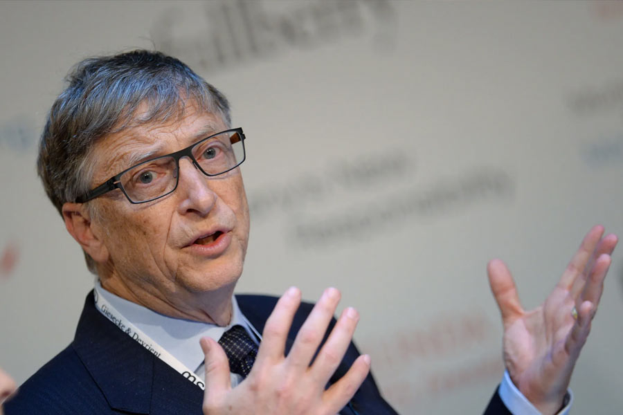 তখনই অ্যাপলের উদ্ধারকর্তা হয়ে আসরে নামে মাইক্রোসফ্‌ট। রাতারাতি অ্যাপলের হাজার হাজার শেয়ার কিনে নেয় মাইক্রোসফ্‌ট। তিন বছর নিজের কাছে শেয়ারগুলি রেখে তা বিক্রি করে দেওয়ারও প্রতিশ্রুতি দেন গেটস। সেই মতো গেটস ২০০৩ সালে শেয়ারগুলি বিক্রি করে দিয়েছিলেন।