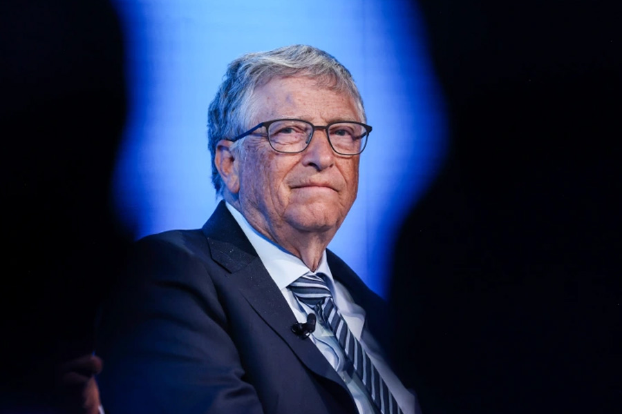 আবার অনেক সংবাদমাধ্যমের প্রতিবেদন অনুযায়ী, নিজের আখের গোছাতেই নাকি অ্যাপলকে সাহায্য করেছিলেন গেটস। টাকা দিয়ে শেয়ার কেনার বদলে অ্যাপলের কম্পিউটারে গেটসের মাইক্রোসফট্‌ সংস্থার সার্চ ইঞ্জিন ‘ইন্টারনেট এক্সপ্লোরার’ পাকাপাকি ভাবে রাখার চেষ্টা করেছিলেন গেটস্‌।