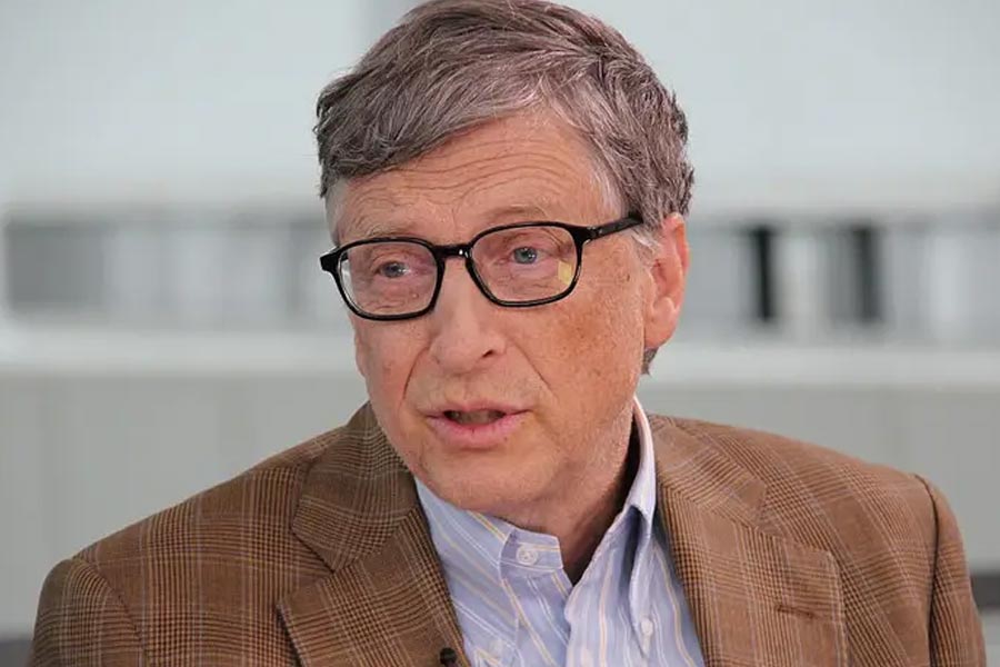 আবার কয়েক জনের মতে, অনেক দিন ধরেই ‘আমেরিকান ডিপার্টমেন্ট অফ জাস্টিস’ গেটসের বিরুদ্ধে প্রমাণ জোগাড় করছিল। তাদের দাবি ছিল, তথ্যপ্রযুক্তির বাজারে একাধিপত্য বিস্তার করতে এবং অন্য এক প্রতিদ্বন্দ্বী সংস্থা নেটস্কেপকে ভেঙে দিতে ‘ইন্টারনেট এক্সপ্লোরার’ বিনামূল্যে শুরু করেছিল।