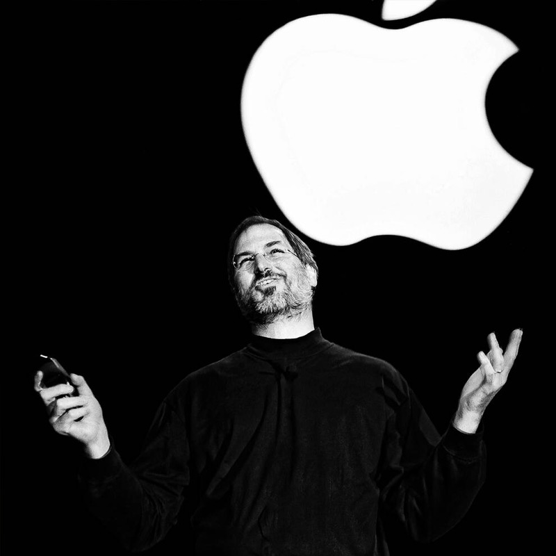 ১৯৯৭ সালে অ্যাপলে ফেরেন জোবস। আবার তরতরিয়ে সাফল্যের সিঁড়ি চড়তে শুরু করে অ্যাপল। সংস্থার এক অনুষ্ঠানে এক বার অ্যাপলকে দেউলিয়া হওয়া থেকে বাঁচানোর জন্য গেটসকে ধন্যবাদও জানিয়েছিলেন জোবস।