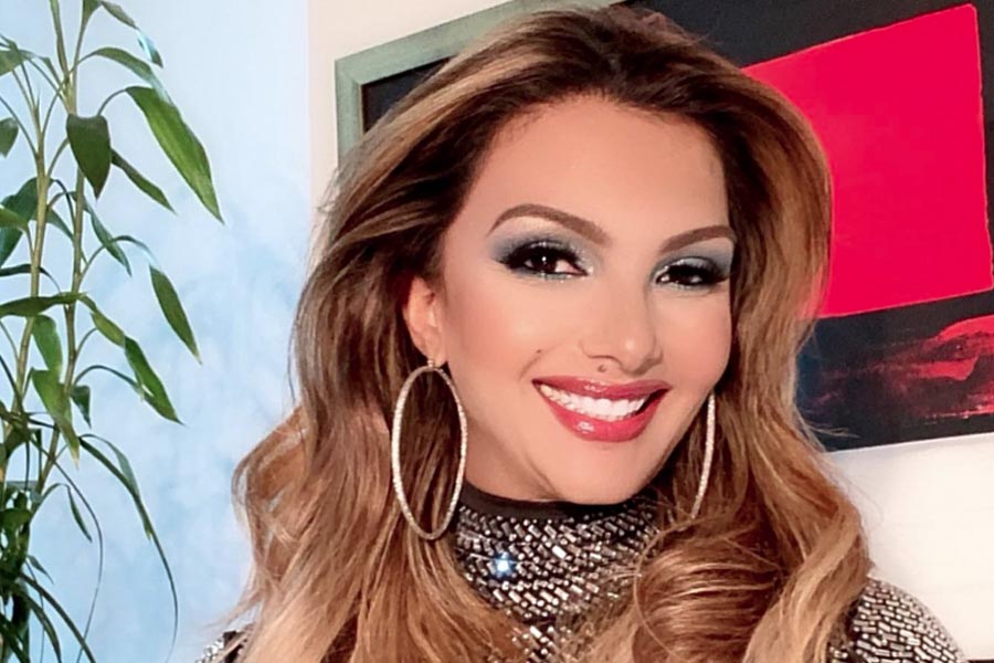 সোমি জানান, সলমনের যখন সঙ্গীতার সঙ্গে বিয়ে ঠিক হয়ে যায় তখন সোমির সঙ্গে সম্পর্কে ছিলেন অভিনেতা। সঙ্গীতার কাছে তাঁরা ধরাও পড়ে যান বলে দাবি সোমির।