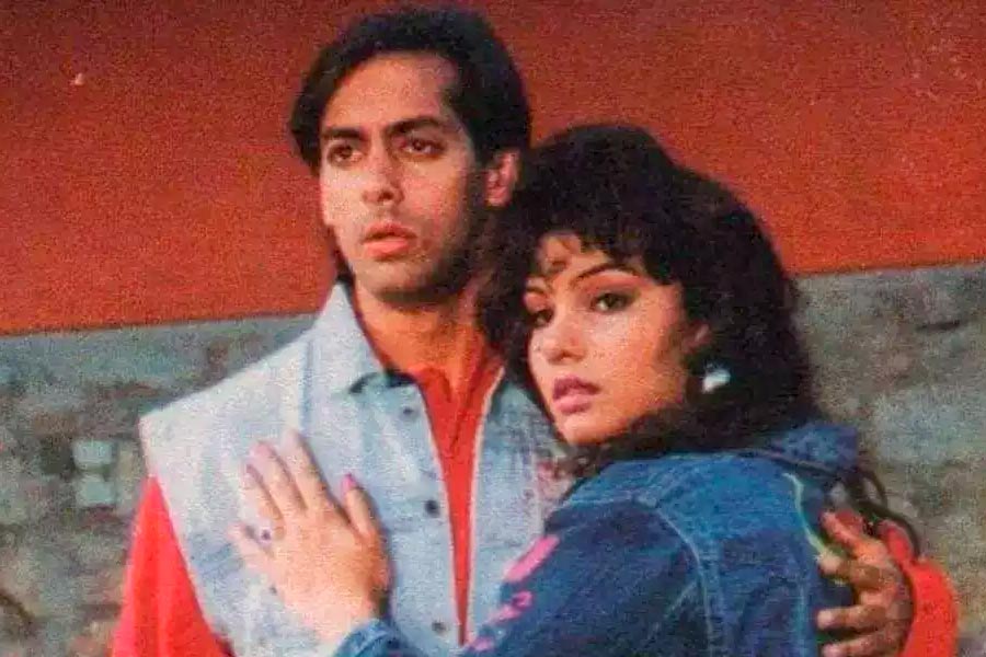 সোমি বলেন, ‘‘আমার অ্যাপার্টমেন্ট থেকেই আমাকে আর সলমনকে একসঙ্গে হাতেনাতে ধরেন সঙ্গীতা। সলমন ওঁকে ঠকাচ্ছিল। সঙ্গীতা তা মেনে নিতে পারেননি। ওঁদের বিয়েটাও তাই ভেঙে যায়।’’