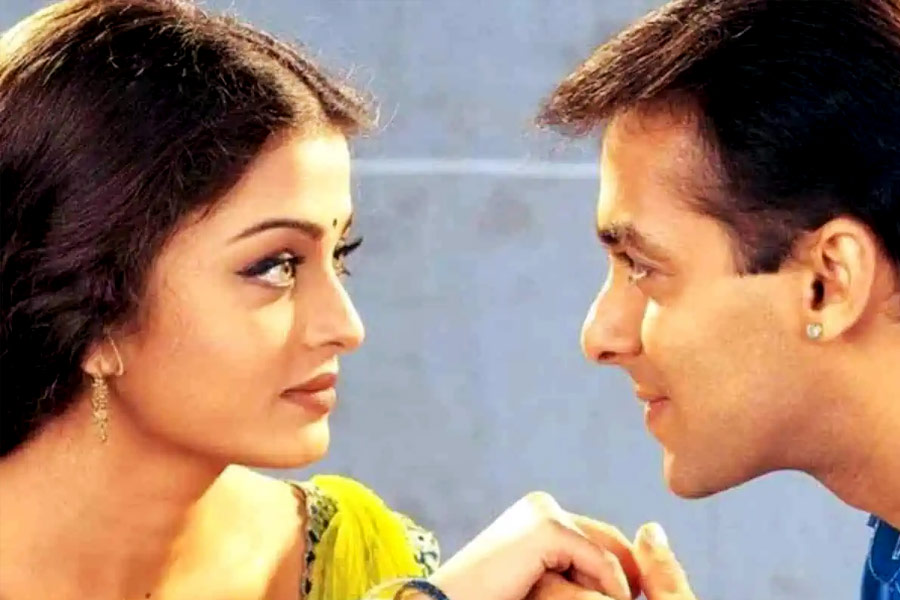 বলিপাড়ার একাংশের দাবি, সোমির সঙ্গে সম্পর্কে থাকার সময় ঐশ্বর্যা রাই বচ্চনের সঙ্গে সম্পর্কে জড়িয়ে পড়েন সলমন। ‘হম দিল দে চুকে সনম’ ছবির সেটেই ঐশ্বর্যার সঙ্গে সম্পর্ক গাঢ় হতে থাকে সলমনের।