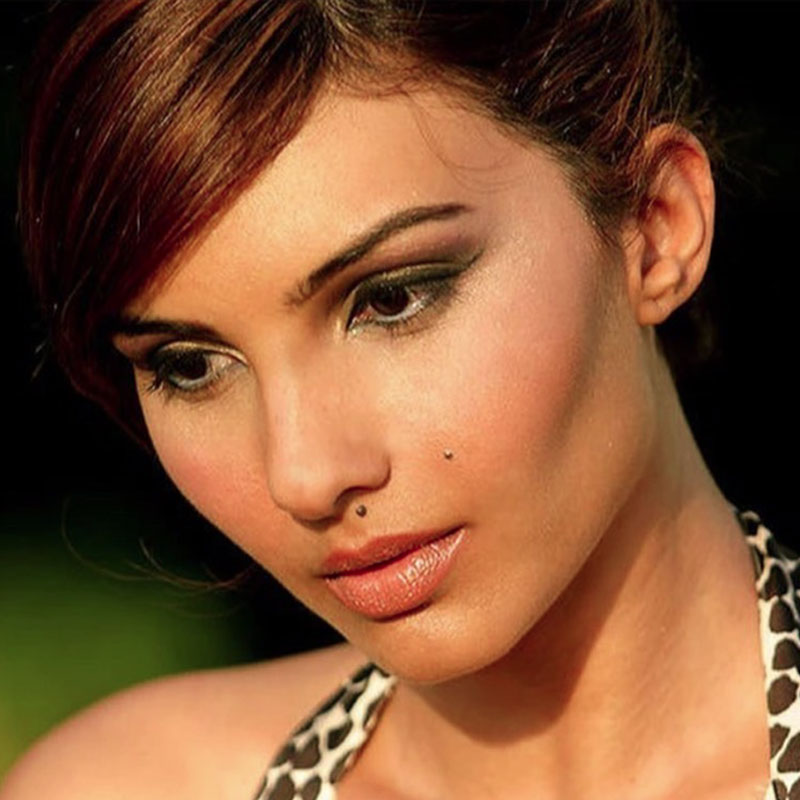 সোমির দাবি, সলমন নাকি মাঝেমধ্যেই তাঁর গায়ে হাত তুলতেন। বহু বার সলমনের কাছে শারীরিক হেনস্থার শিকার হয়েছেন বলে দাবি করেন সোমি।