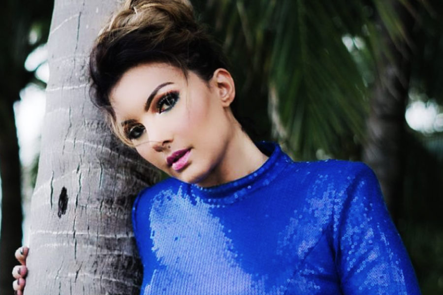 ভালবাসা এবং যত্ন করার নাম করে নাকি সোমিকে যৌন হেনস্থা করতেন সলমন। এমনটাই দাবি করেন সোমি।