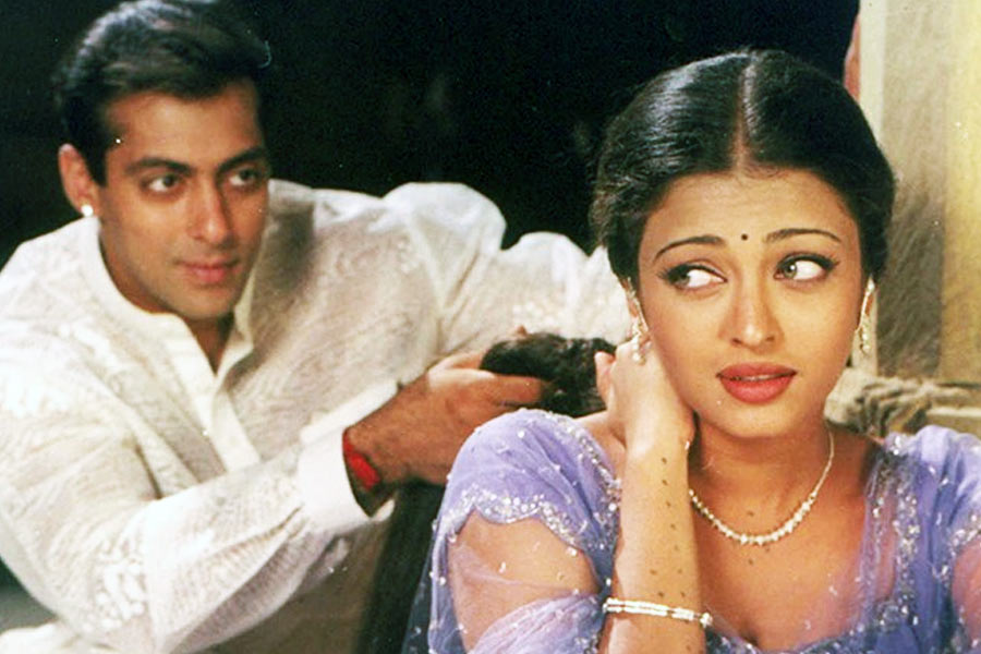 সলমনের বিরুদ্ধে হেনস্থার অভিযোগ এনেছিলেন ঐশ্বর্যাও। সলমনের সঙ্গে বর্তমানে কোনও যোগাযোগ নেই ঐশ্বর্যার। যদিও সঙ্গীতার সঙ্গে বন্ধুত্ব রয়েছে অভিনেতার।