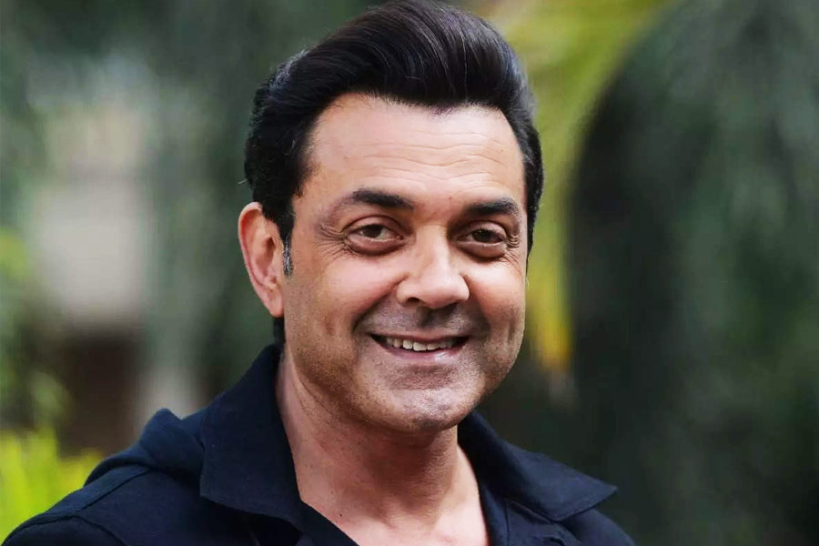 বলিপাড়ায় কানাঘুষো শোনা যেতে থাকে, ববির সঙ্গে সাতপাকে বাঁধা পড়তে চলেছেন নীলম। কিন্তু তাঁদের সম্পর্কের আয়ু ফুরিয়ে যায়। তা নিয়ে বিতর্কও কম হয়নি। নেপথ্যকারণ হিসাবে কখনও অন্য বলি অভিনেত্রীকে আবার কখনও ধর্মেন্দ্রকে দেখানো হয়েছে।