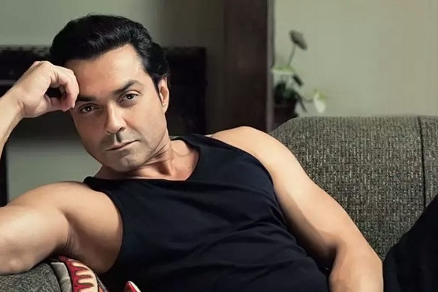 নীলম বলেন, ‘‘ববি তখন অভিনয়জগতে পা রাখতে চলেছে। আমি নিজেকে ওঁর জীবনসঙ্গিনীর জায়গায় রেখে ভেবেছিলাম। তখনই খুব ভয় পেয়ে যাই। বড় মাপের তারকার স্ত্রী হয়ে কী ভাবে সারা জীবন কাটাব, তা ভেবে ভয় পেয়ে যাই আমি।’’