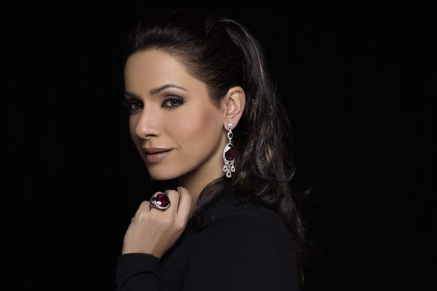 নীলম এবং ববির সম্পর্ক কেমন ছিল সে প্রসঙ্গে অভিনেত্রী বলেন, ‘‘আমি ওকে নিয়ে কখনও নিরাপত্তাহীনতায় ভুগিনি। অল্পস্বল্প নিরাপত্তাহীনতা সব প্রেমিকারই থাকে। আমারও সেটুকুই ছিল। অন্য প্রেমিকও যেমন তাঁর প্রেমিকার প্রতি অধিকারবোধ দেখায়, ববিও তাই করত। ভালবাসা থেকে যতটুকু অধিকারবোধ জন্মায় ততটুকুই। এটা খুবই স্বাভাবিক।’’