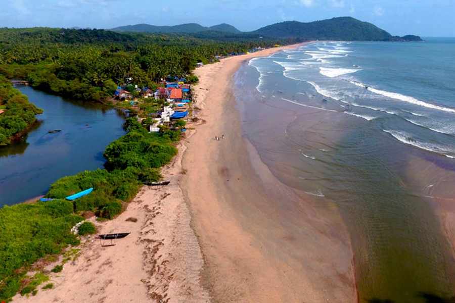 গোয়ার আগোন্ডা বিচ: কোলাহল থেকে দূরে, শান্ত পরিবেশ। ক'দিন নির্জনে বিশ্রাম নিতে, এমনকি ধ্যানমগ্ন হয়ে সময় কাটাতে চাইলেও এই সৈকত আদর্শ। এখানে বেড়াতে যাওয়ার সেরা সময় নভেম্বর থেকে এপ্রিল।