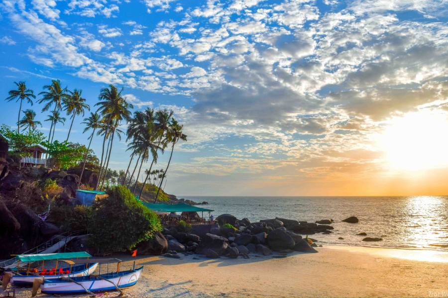 গোয়ার পালোলেম সৈকত: দক্ষিণ গোয়ার এই সৈকত এখানকার সবচেয়ে সুন্দর সৈকতগুলির অন্যতম। নির্মল পরিবেশের পাশাপাশি অসামান্য প্রাকৃতিক সৌন্দর্য একটা অদ্ভুত রোম্যান্টিক আমেজ এনে দেয় পর্যটকদের মনে।