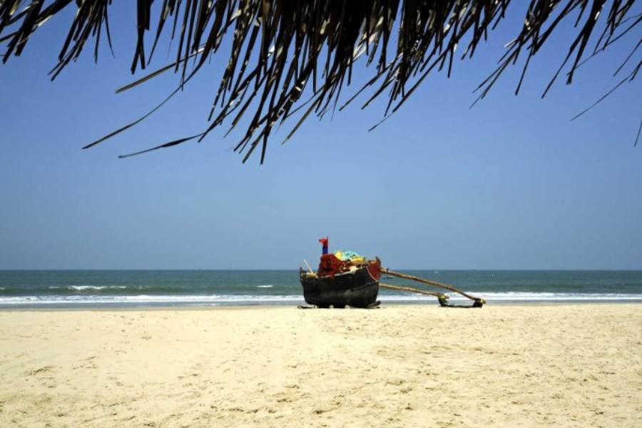 গোয়ার বেনৌলিম সৈকত - ভারতের এক আশ্চর্য সৈকত। সারা পৃথিবীর সৈকত-বিলাসী মানুষের কাছে অন্যতম আকর্ষণ এই বেনৌলিম বিচ। তবে ভিড়ভাট্টা লেগেই থাকে। তার মধ্যেও আবার নভেম্বর থেকে এপ্রিল পর্যটক গিজগিজ করে এখানে।