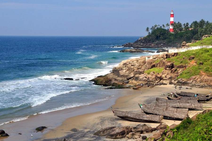 কেরলের কোভালাম সৈকত: শুধু ভারতেই নয়, গোটা বিশ্বে অন্যতম জনপ্রিয় সি-বিচ কোভালাম। নবদম্পতির মধুচন্দ্রিমা যাপনের সেরা গন্তব্যস্থল হিসেবেও এর খ্যাতি। তিনটি আলাদা সৈকতের এই সংলগ্নস্থল দেশি-বিদেশি সমস্ত মানুষের কাছেই বড়সড় আকর্ষণ। অতুলনীয় প্রাকৃতিক সৌন্দর্যের জন্য সারা বছর কোভালামে দর্শনার্থীদের ভিড় লেগে থাকে। যাঁদের অধিকাংশই মধুচন্দ্রিমায় আসা নবদম্পতির দল।