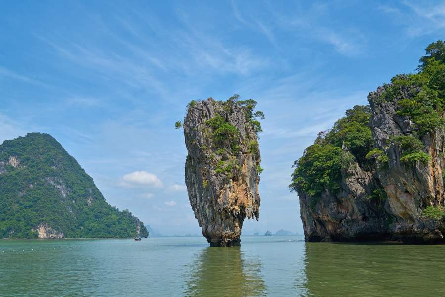 আন্দামান ও নিকোবর দ্বীপপুঞ্জের সৈকত:  নিরিবিলি মধুচন্দ্রিমা পালনের জন্য এ দেশের আর এক আদর্শ সমুদ্র সৈকত। আপনার সঙ্গীকে নিয়ে নির্জন সৈকতে দিব্যি হাঁটতে পারেন। সৈকতেই সারতে পারেন 'ক্যান্ডেল লাইট ডিনার'! সব মিলিয়ে দুরন্ত রোম্যান্টিক পরিবেশ যাকে বলে!